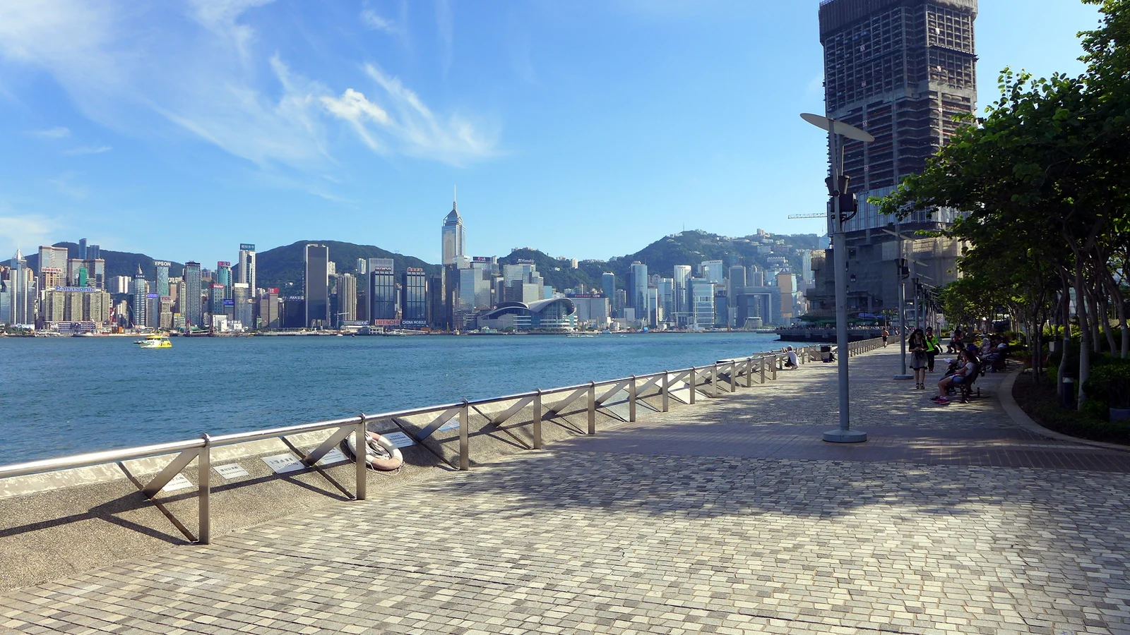 Promenade de Tsim Sha Tsui face à la baie Victoria