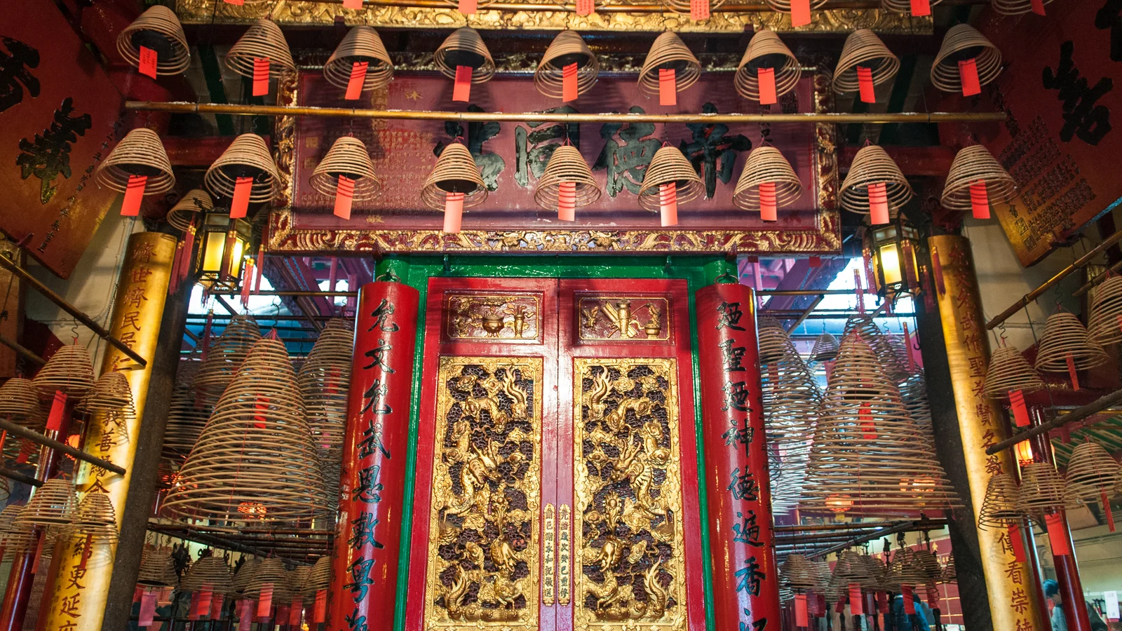 Autels et spirales d’encens dans le temple Man Mo