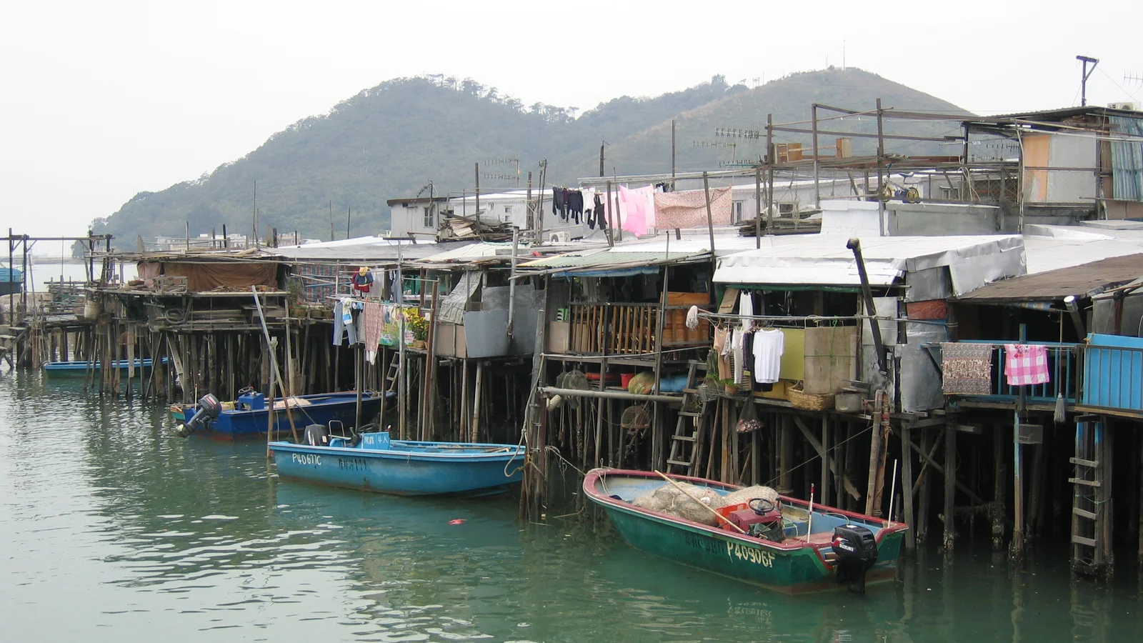 Maisons sur pilotis et bateaux à Tai O