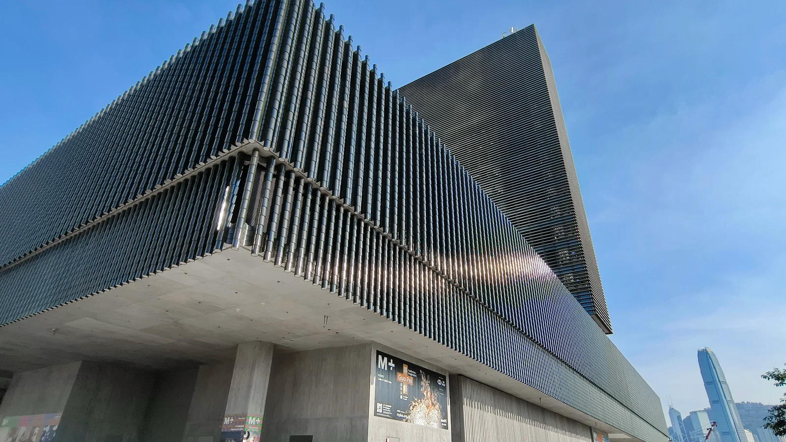 Façade du musée M+ dans West Kowloon