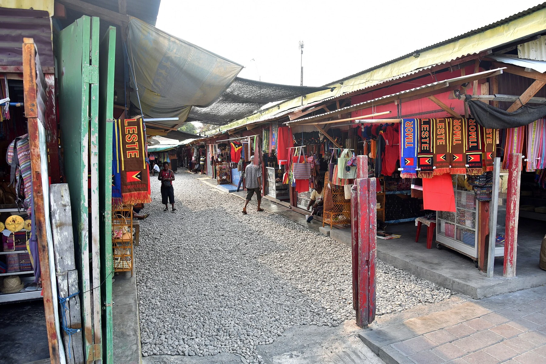 Allée et étals de textiles du marché des tais à Dili